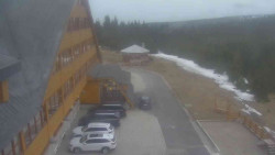 Parkoviště a hlavní vchod