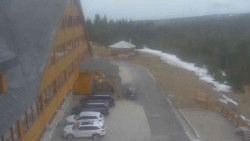 Parkoviště a hlavní vchod