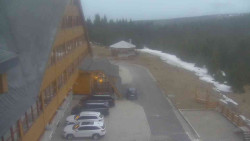 Parkoviště a hlavní vchod