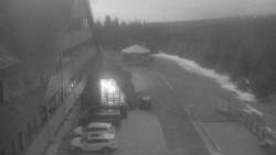 Parkoviště a hlavní vchod