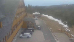 Parkoviště a hlavní vchod