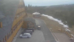 Parkoviště a hlavní vchod