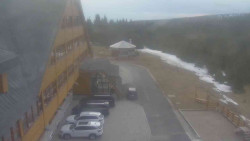 Parkoviště a hlavní vchod