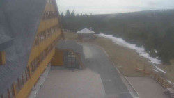 Parkoviště a hlavní vchod