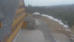 Parkoviště a hlavní vchod