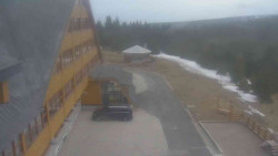 Parkoviště a hlavní vchod