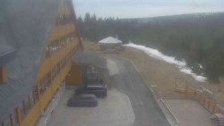 Parkoviště a hlavní vchod