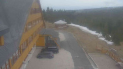 Parkoviště a hlavní vchod