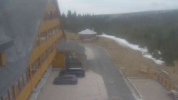 Parkoviště a hlavní vchod