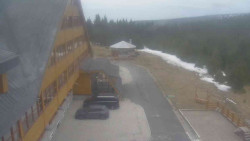 Parkoviště a hlavní vchod