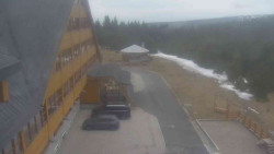 Parkoviště a hlavní vchod