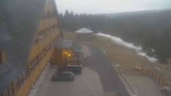 Parkoviště a hlavní vchod