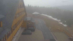 Parkoviště a hlavní vchod