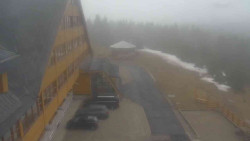 Parkoviště a hlavní vchod