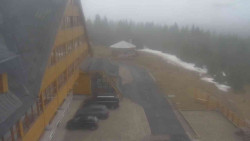 Parkoviště a hlavní vchod