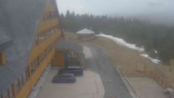 Parkoviště a hlavní vchod