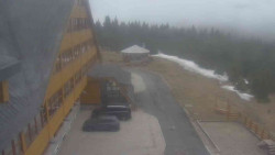 Parkoviště a hlavní vchod