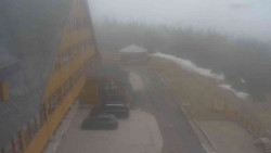 Parkoviště a hlavní vchod