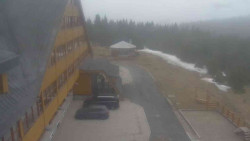 Parkoviště a hlavní vchod