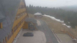 Parkoviště a hlavní vchod