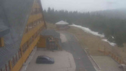 Parkoviště a hlavní vchod