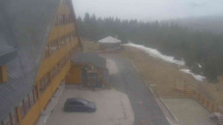 Parkoviště a hlavní vchod