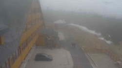 Parkoviště a hlavní vchod