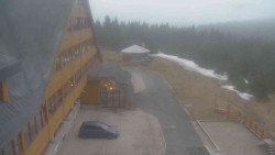 Parkoviště a hlavní vchod