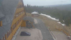 Parkoviště a hlavní vchod