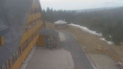 Parkoviště a hlavní vchod