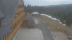 Parkoviště a hlavní vchod