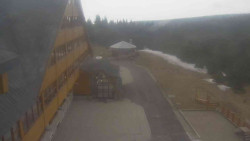 Parkoviště a hlavní vchod