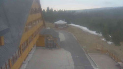 Parkoviště a hlavní vchod