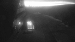 Parkoviště a hlavní vchod