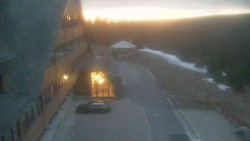 Parkoviště a hlavní vchod