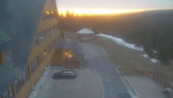 Parkoviště a hlavní vchod