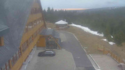 Parkoviště a hlavní vchod