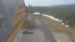 Parkoviště a hlavní vchod