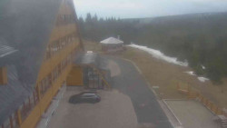 Parkoviště a hlavní vchod