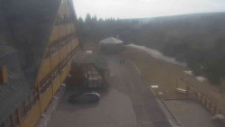 Parkoviště a hlavní vchod