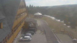 Parkoviště a hlavní vchod