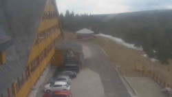 Parkoviště a hlavní vchod