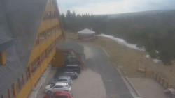 Parkoviště a hlavní vchod