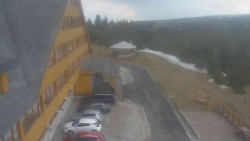 Parkoviště a hlavní vchod