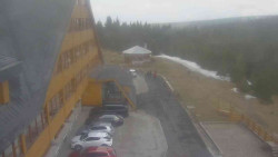 Parkoviště a hlavní vchod