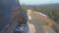 Parkoviště a hlavní vchod