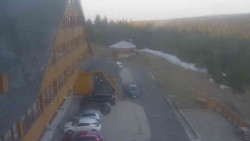 Parkoviště a hlavní vchod