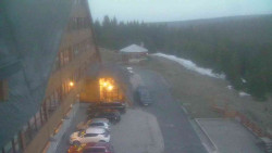 Parkoviště a hlavní vchod