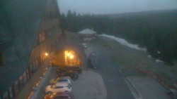 Parkoviště a hlavní vchod