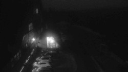 Parkoviště a hlavní vchod